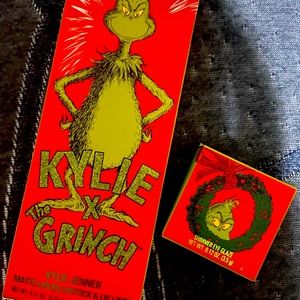 Kyli jenner the grinch lip makeup and eye shadow